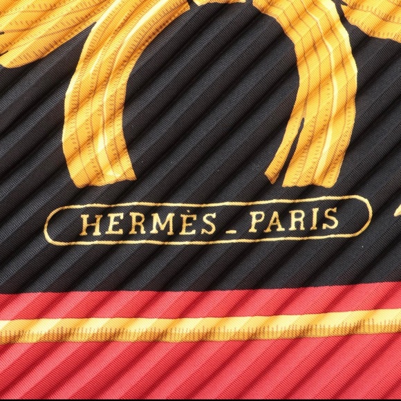 Hermes “Le Tiger Royal” Plisse Silk Twill Scarf with Box - Picture 4 of 5
